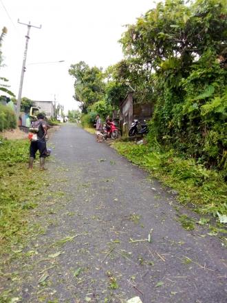 Pembersihan di Area Jalan di Banjar Dinas Munduk Mengenu